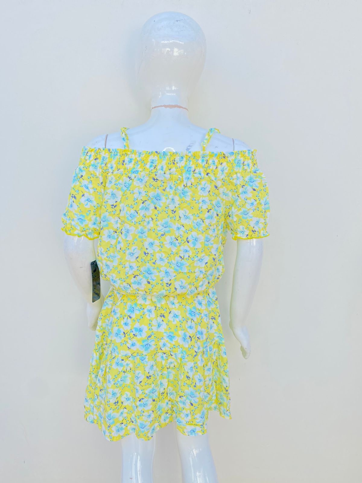 Conjunto KIDTOPIA original amarillo con flores azules.