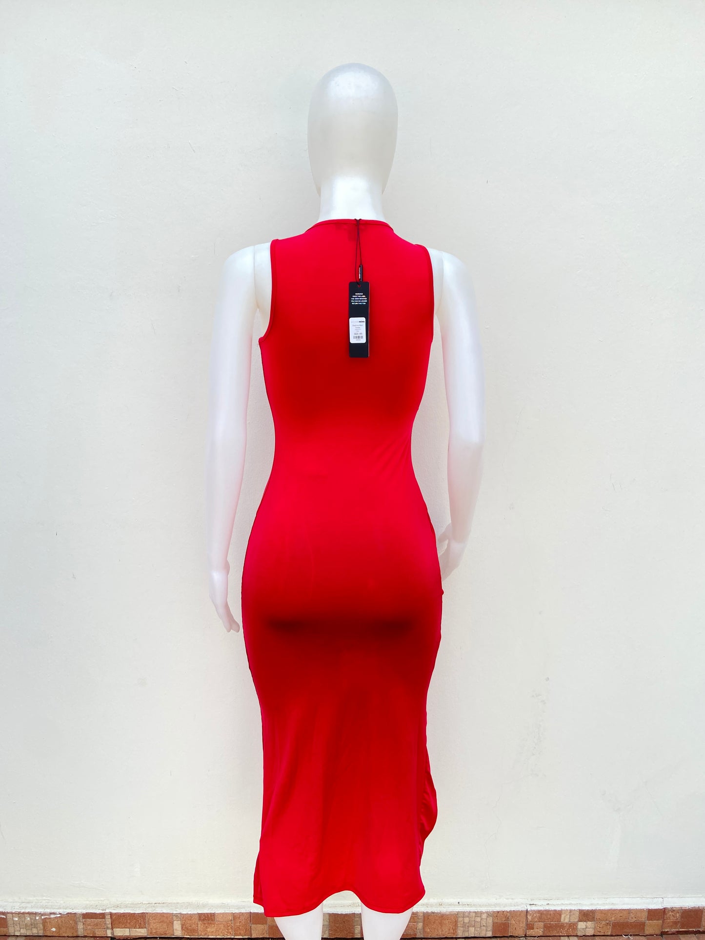 Vestido Fashion Nova original rojo con abiertos en frente.