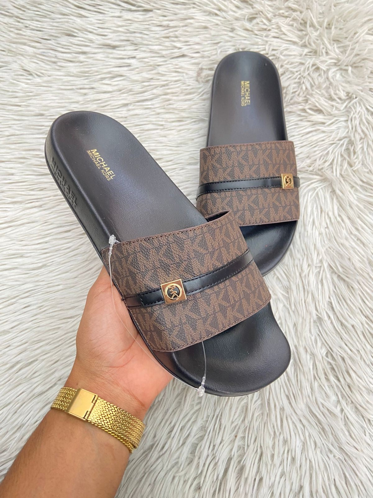 Sandalias MICHAEL KORS original, negra con marrón y correa en frente con placa MK en dorado.