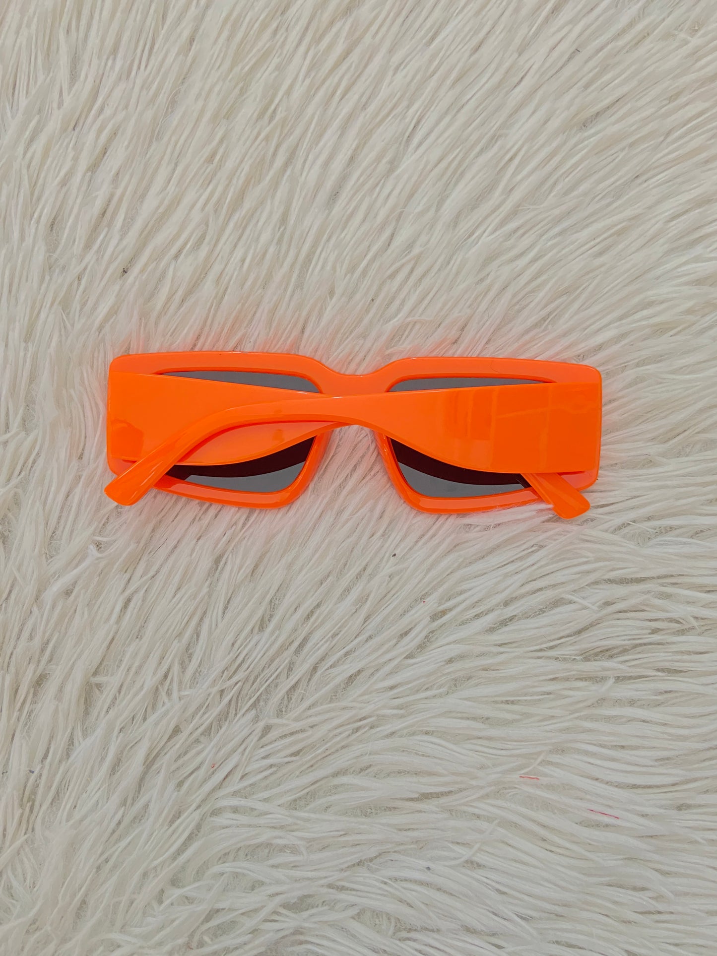 Lentes Fashion Nova original naranja con micas oscuras.