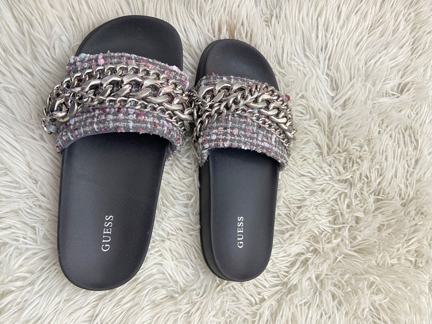 Sandalias Guess original negra con detalles de cadenas en color plateado.