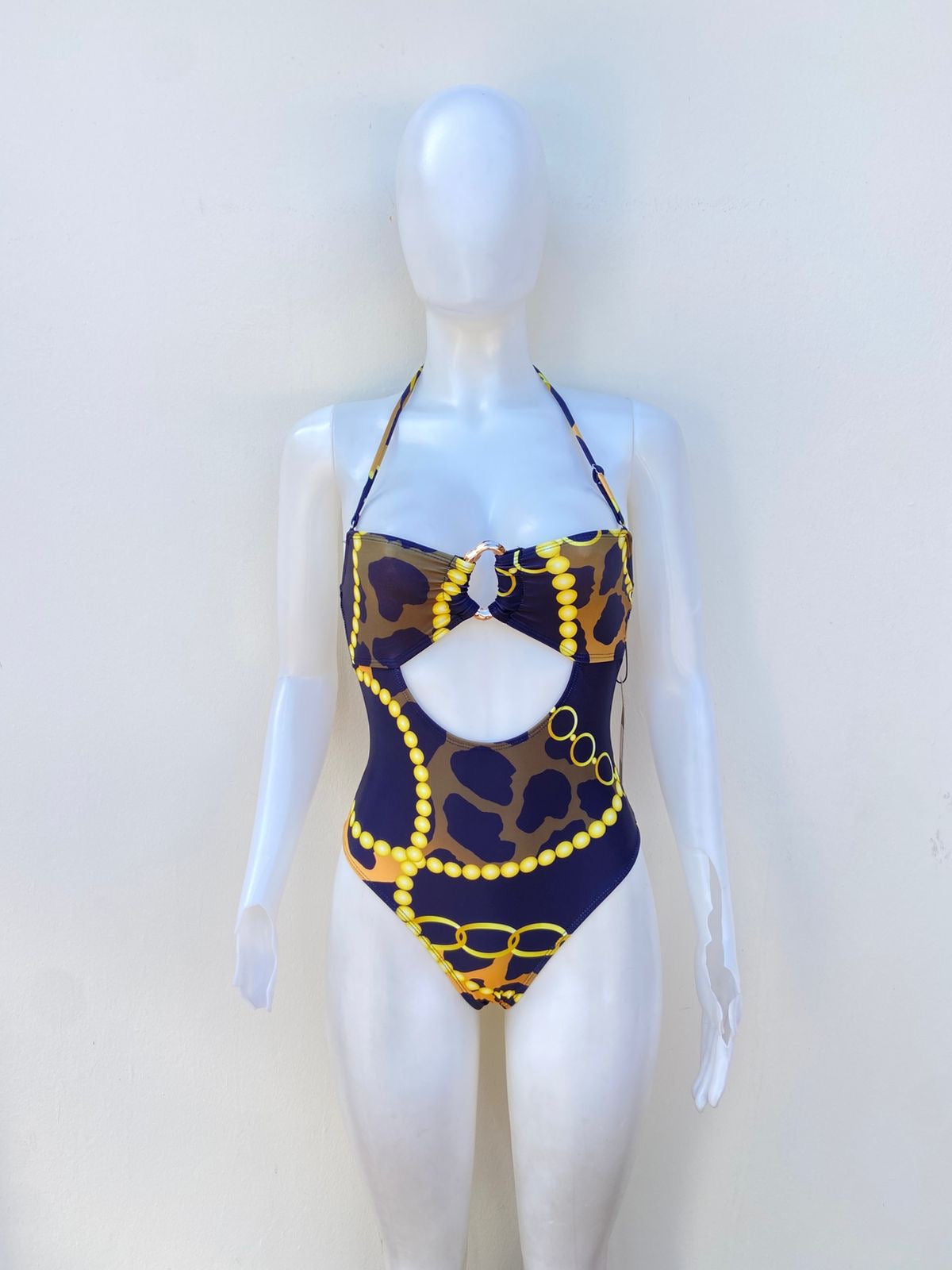 Biquini, negro con estampado de animal printe en amarillo y naranja, una pieza.