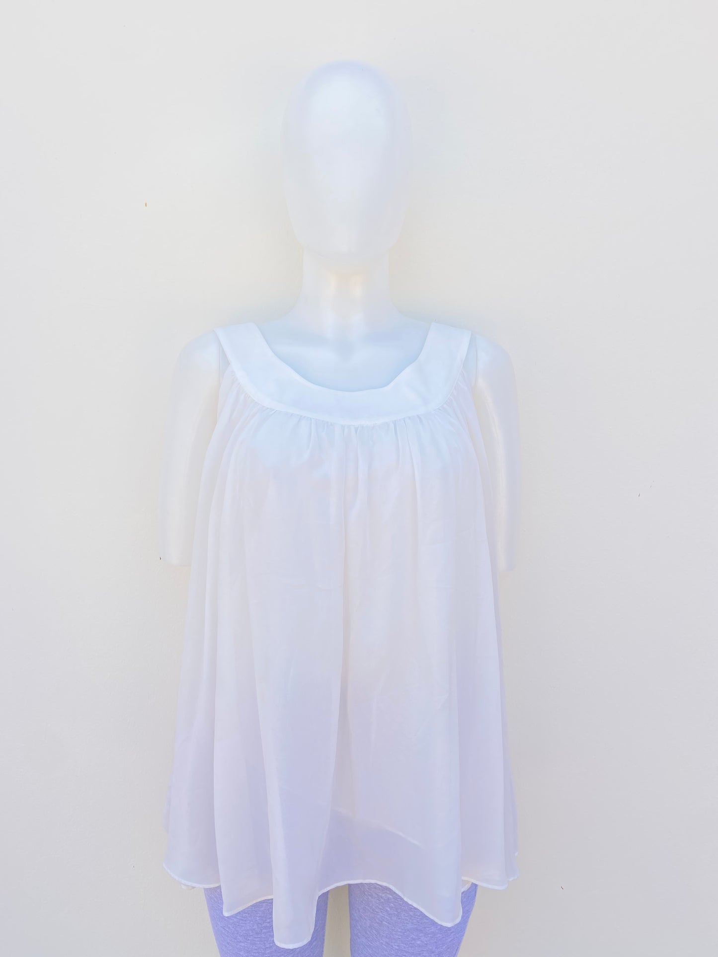 Blusa ESSENTIATS original, blanco hueso estilo vuelos.