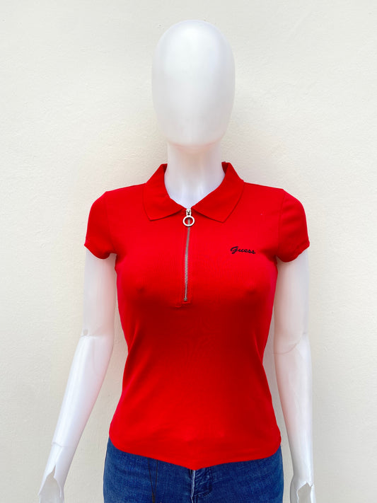 Polocher GUESS original, rojo con zipper en color plateado y letras GUESS en color negro.