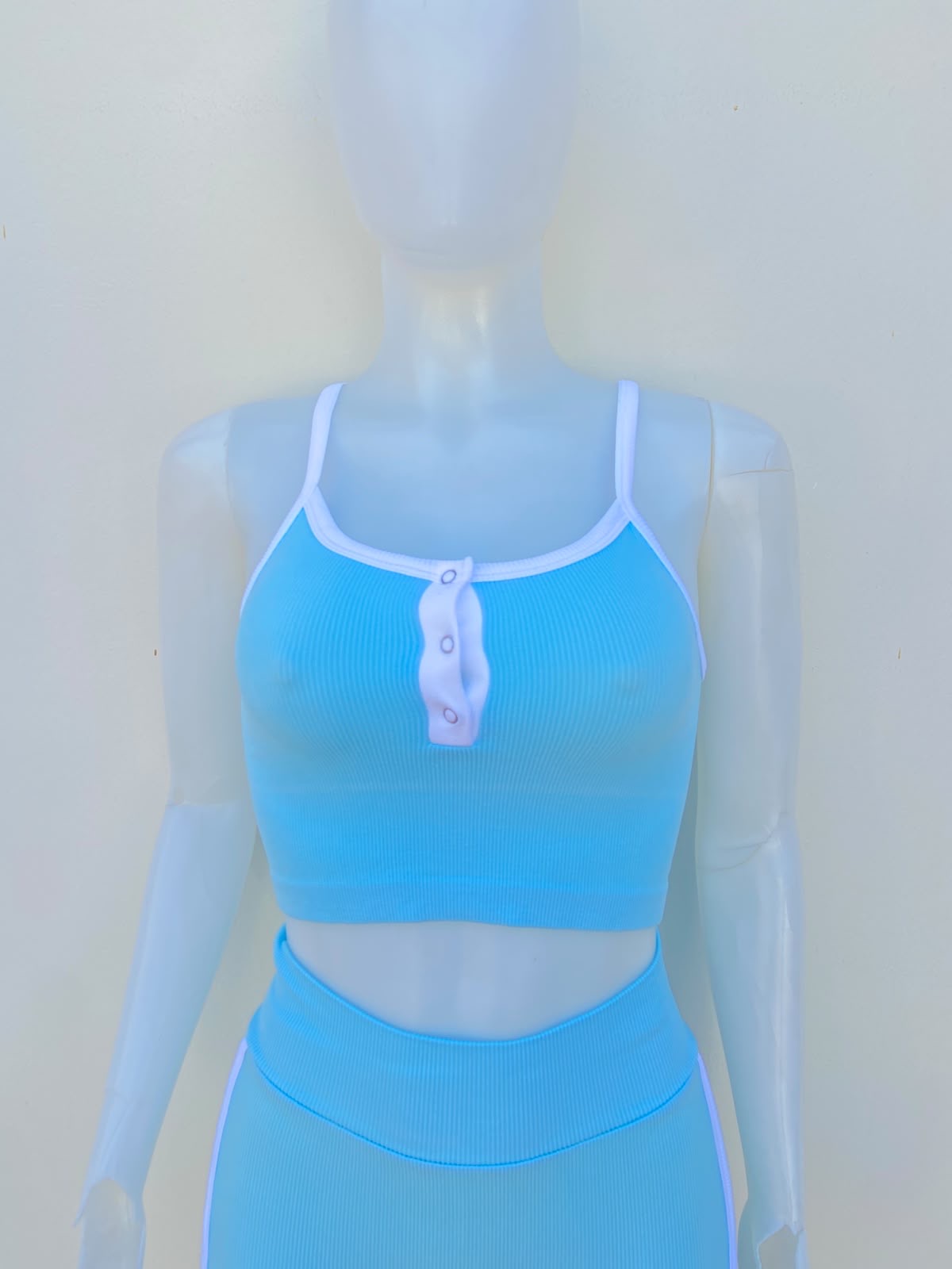 Conjunto JULIA BY LOVE J Original legging y top en color azul con manga de tiros y detalle al frente en color blanco.