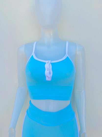 Conjunto JULIA BY LOVE J Original legging y top en color azul con manga de tiros y detalle al frente en color blanco.