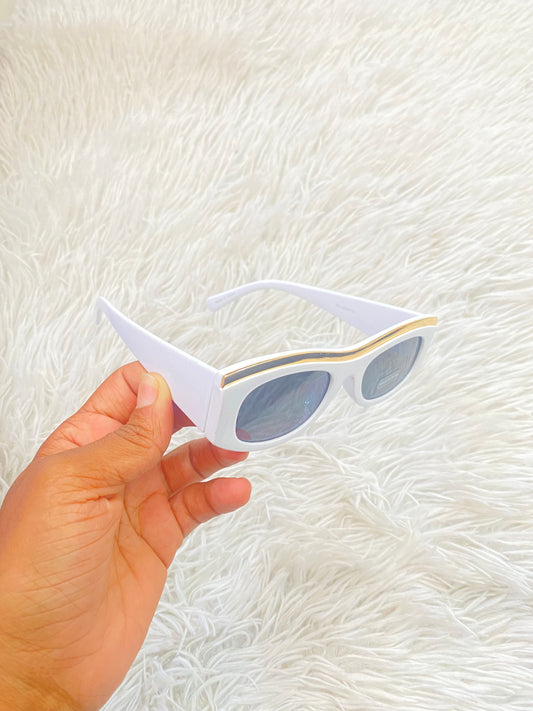 Lentes Fashion Nova original, blanco, con detalles dorado.