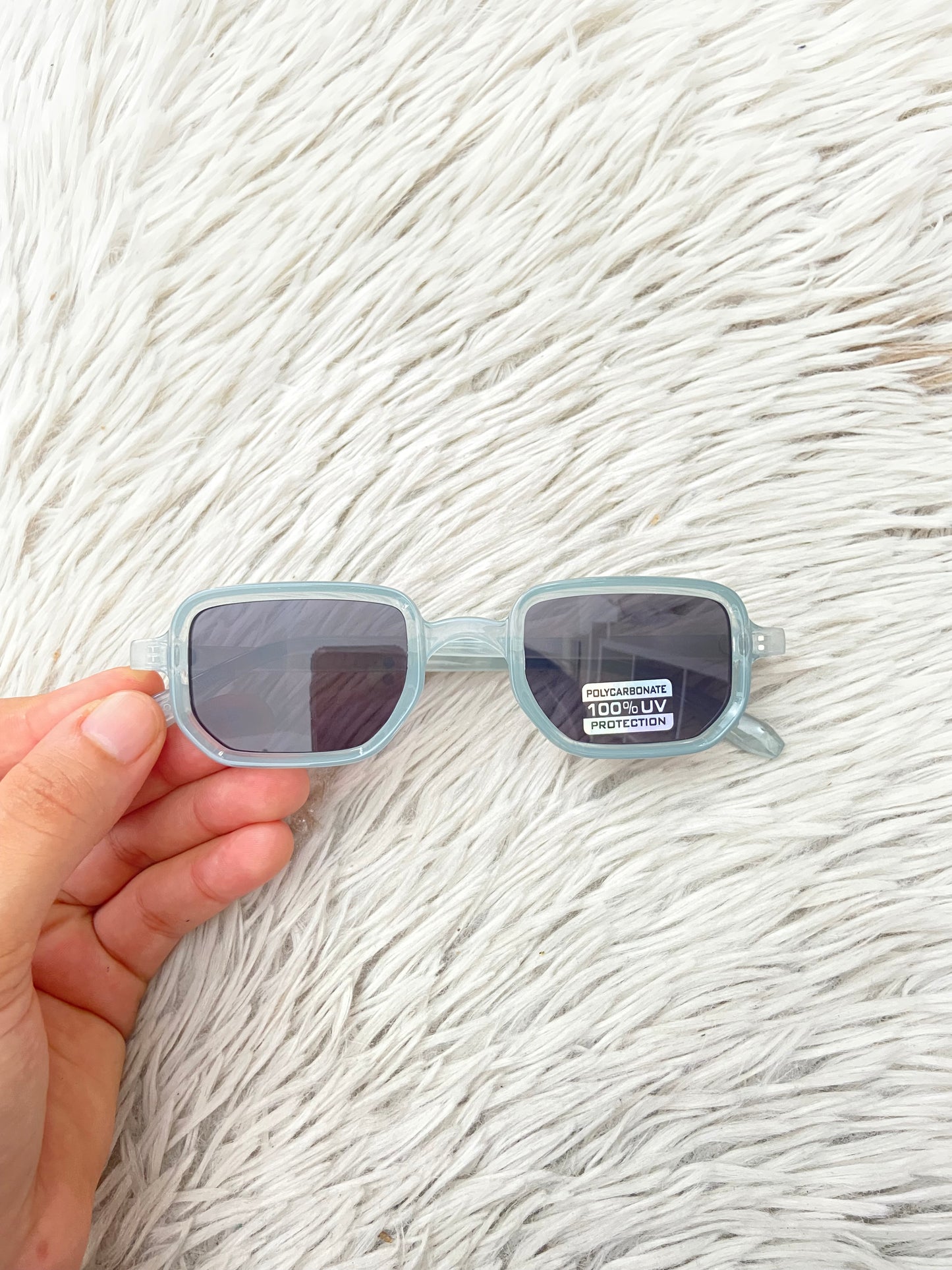 Lentes, azul claro con micas oscuras, cuadrados.