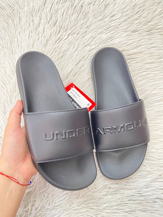 Sandalias UNDER ARMOUR original, negra completas y letras de la marca en frente en color negro.