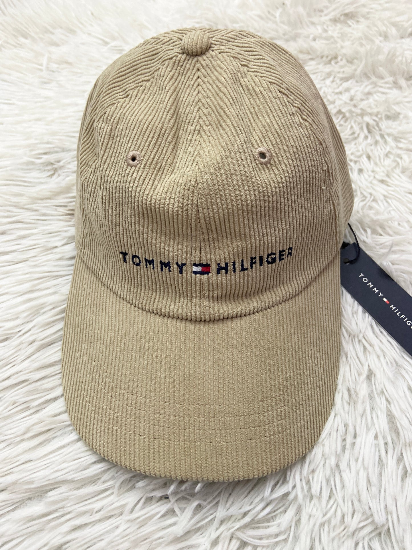 Gorra Tommy Hilfiger original crema opaco, en pana y letras TOMMY HILFIGER en azul marino.