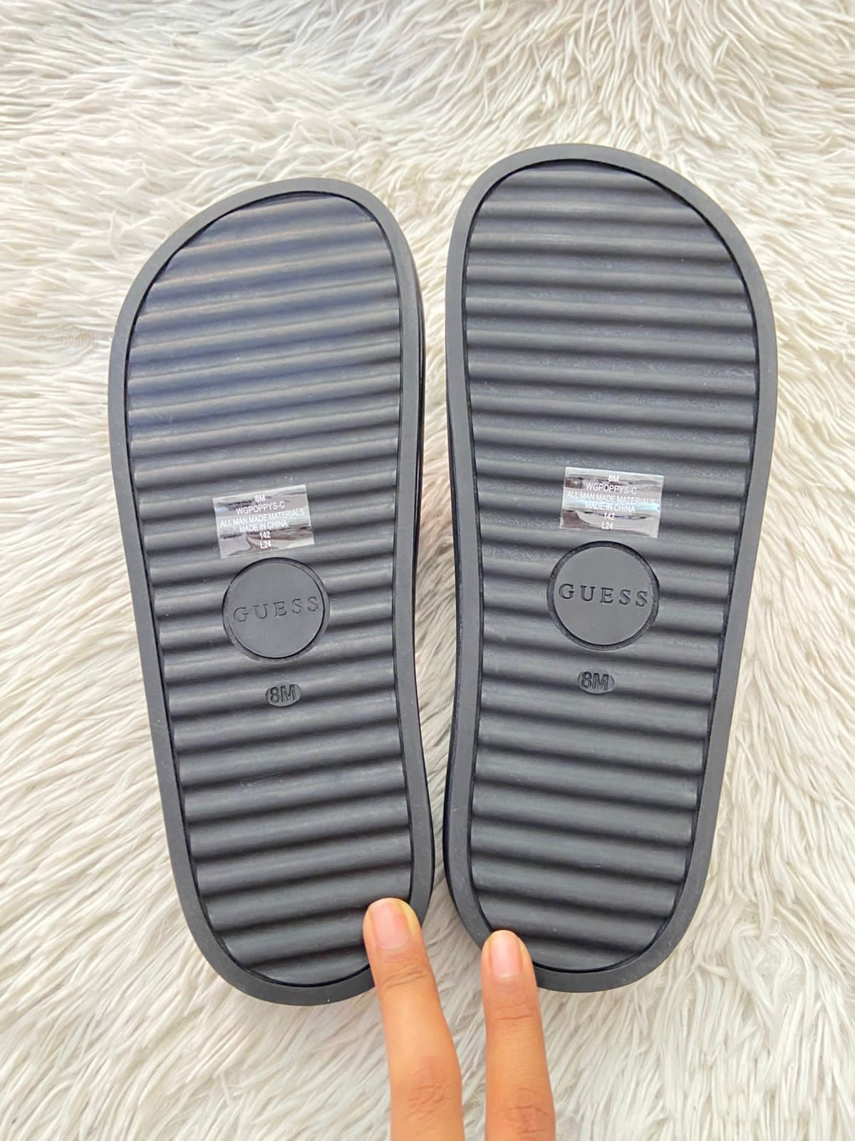 Sandalias GUESS original, negra con plataformas y placa GUESS en frente en color dorado y negro.