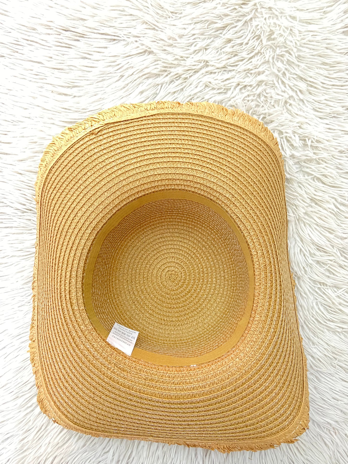 Gorro/ Sombrero, marrón con detalles de vuelos y Cadena con frutas de colores en dorado.