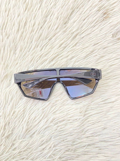 Lentes diseñados con protección UV 100-400 para proteger tu visión. Negro con micas azules y moradas Grande