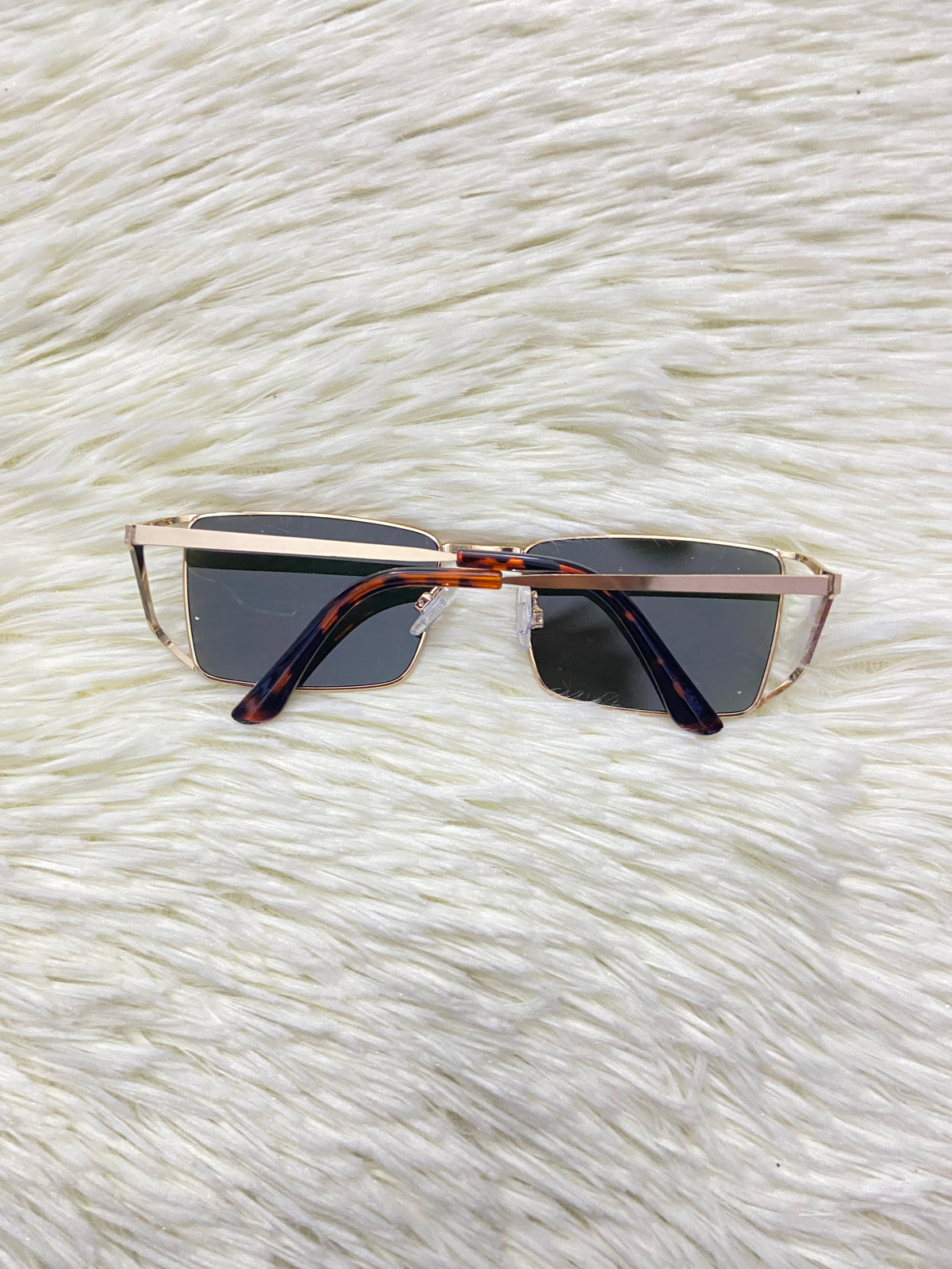 Lentes, con montura dorada y micas en color verde oscuro, con protección UV 100%.
