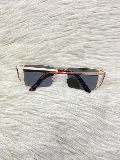 Lentes, con montura dorada y micas en color verde oscuro, con protección UV 100%.