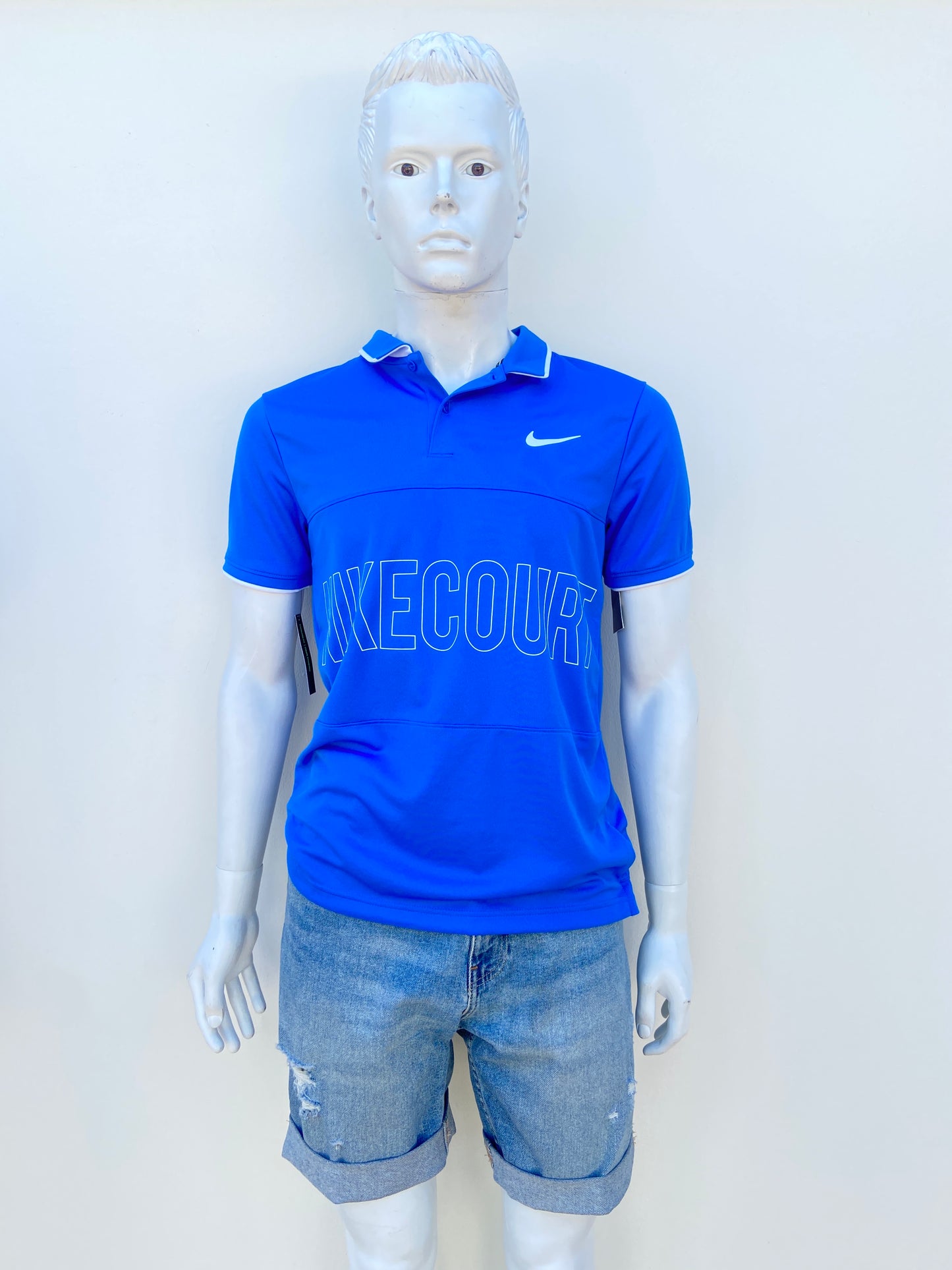 Polocher Nike original de color azul con diseño de logo NIKE al frente en color blanco diseño de letra NIKECOURT en color blanco al frente