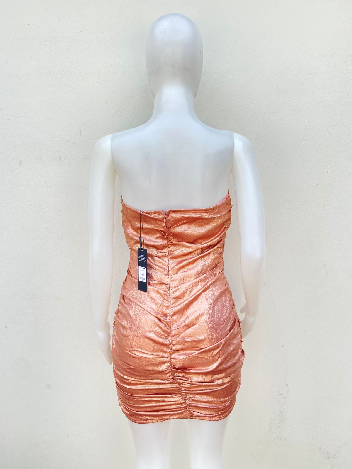 Vestido Fashion Nova original, Rose Gold (Rosa oro) strapless con flor en la parte delantera.