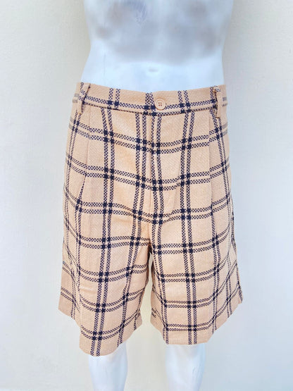 Bermuda, crema con estampado de cuadros negros.
