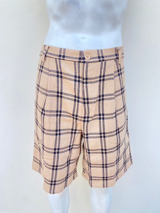 Bermuda, crema con estampado de cuadros negros.