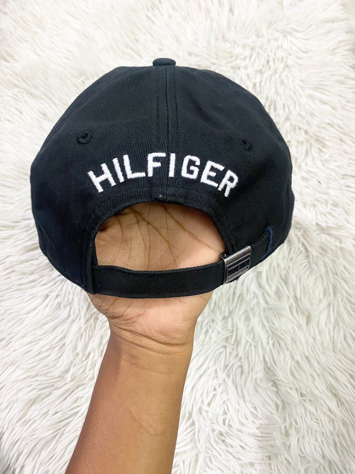 Gorra Tommy Hilfiger original negra con pequeño logotipo al lado y letras HILFIGER en blanco.