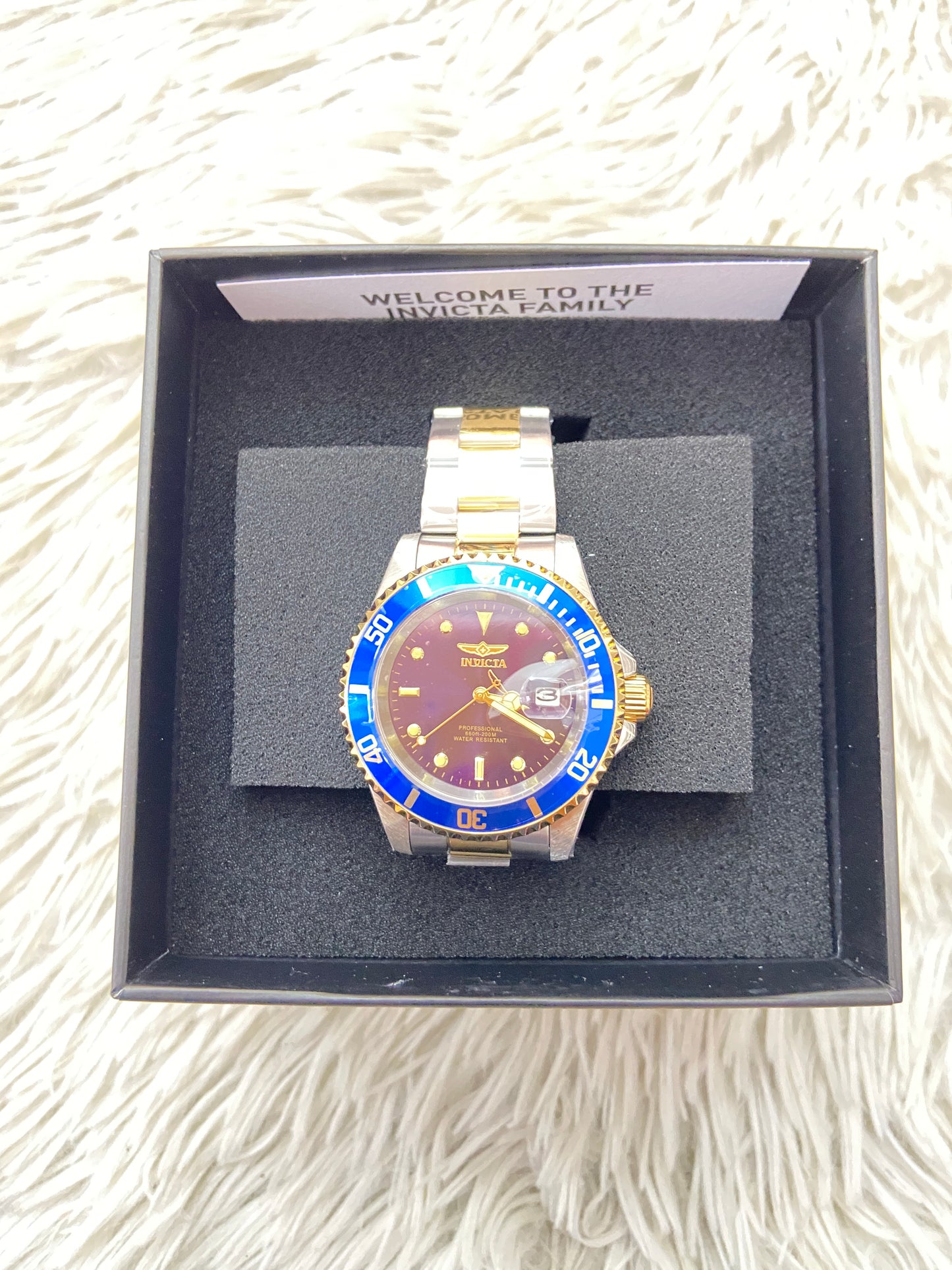 Reloj INVICTA original plateado con dorado y detalles en color azul rey.