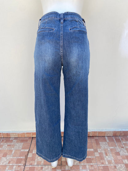 Pantalon Jean, azul oscuro ancho abajo, botones plateado.