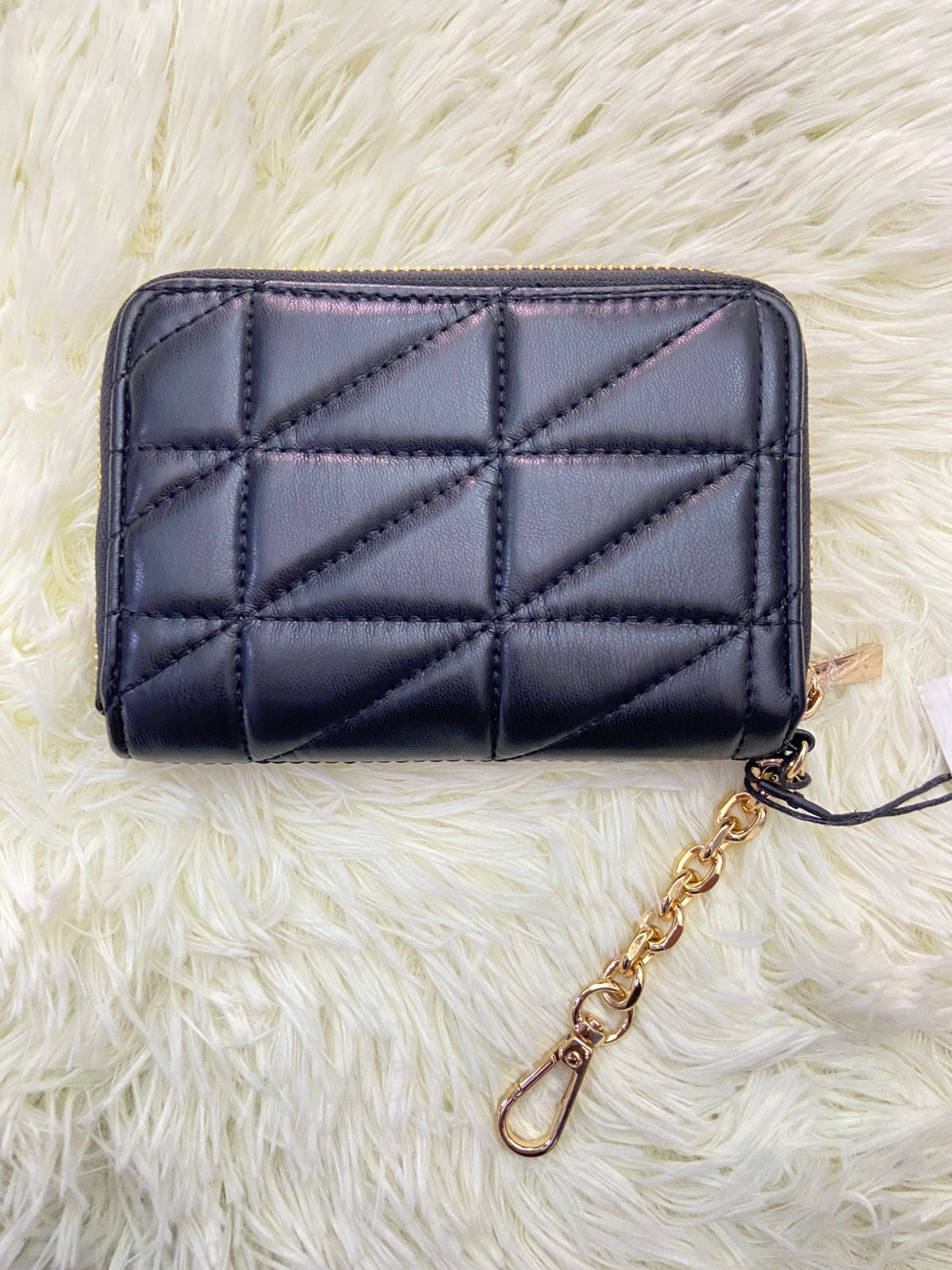 Monedero Cartera STEVE MADDEN original negro con placa de la marca en dorado y varios compartimentos.