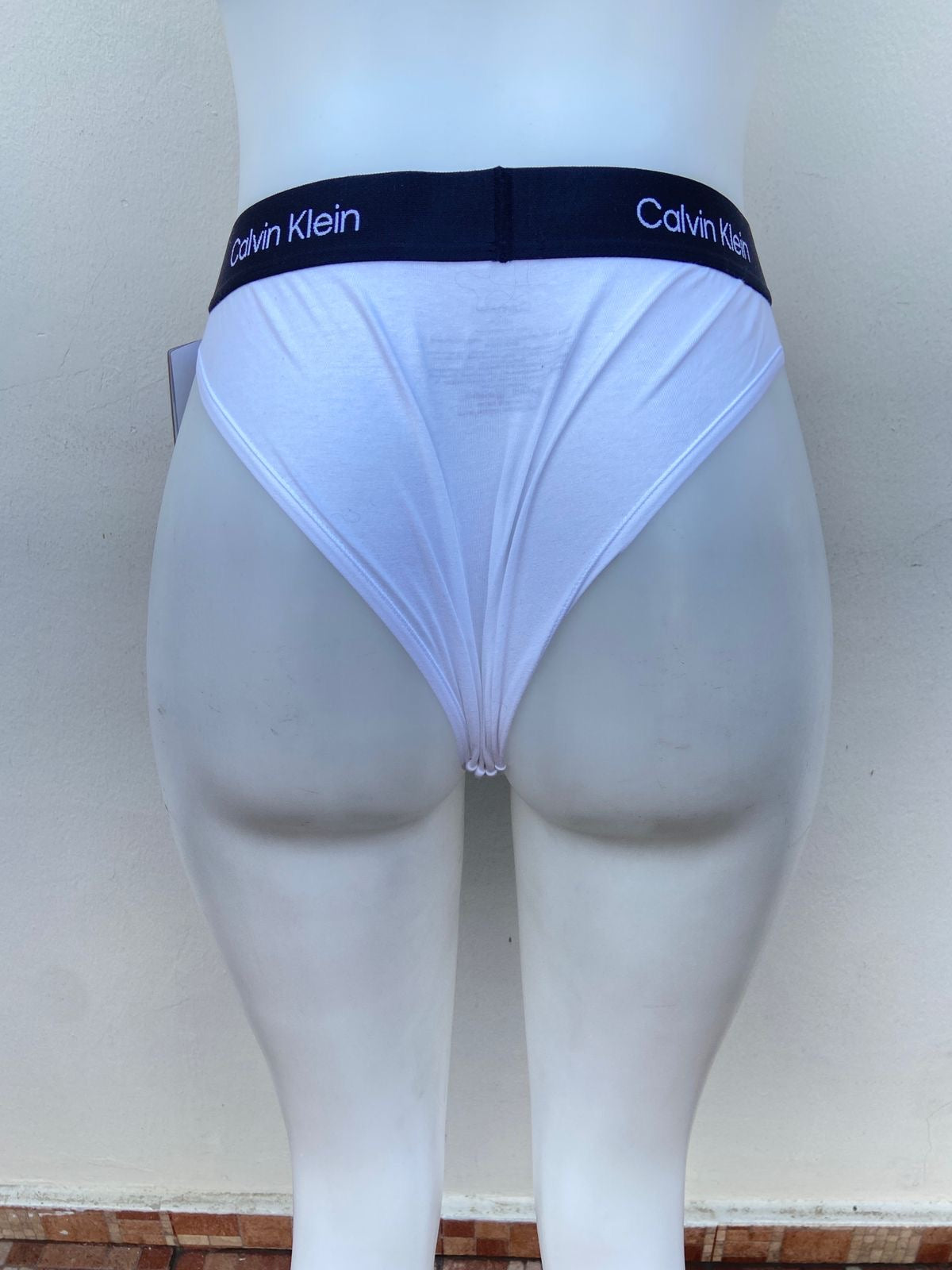 Panti Calvin Klein original, blanco con elástico negro y cK en blanco.