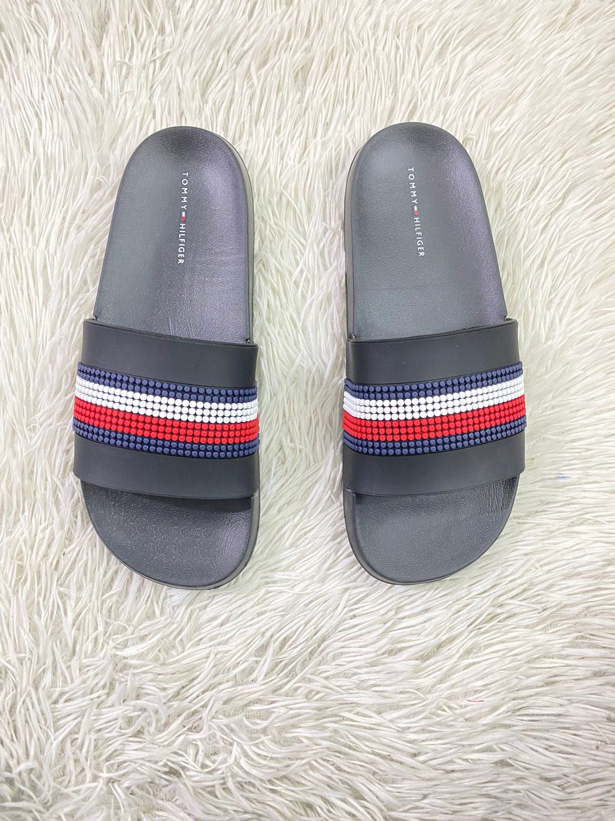 Sandalias Tommy Hilfiger original negra con diseño de puntos en los colores del logotipo.