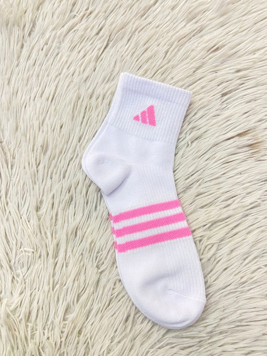 Medias Adidas Original color blanco con lineas y logotipo de la marca en color rosado.