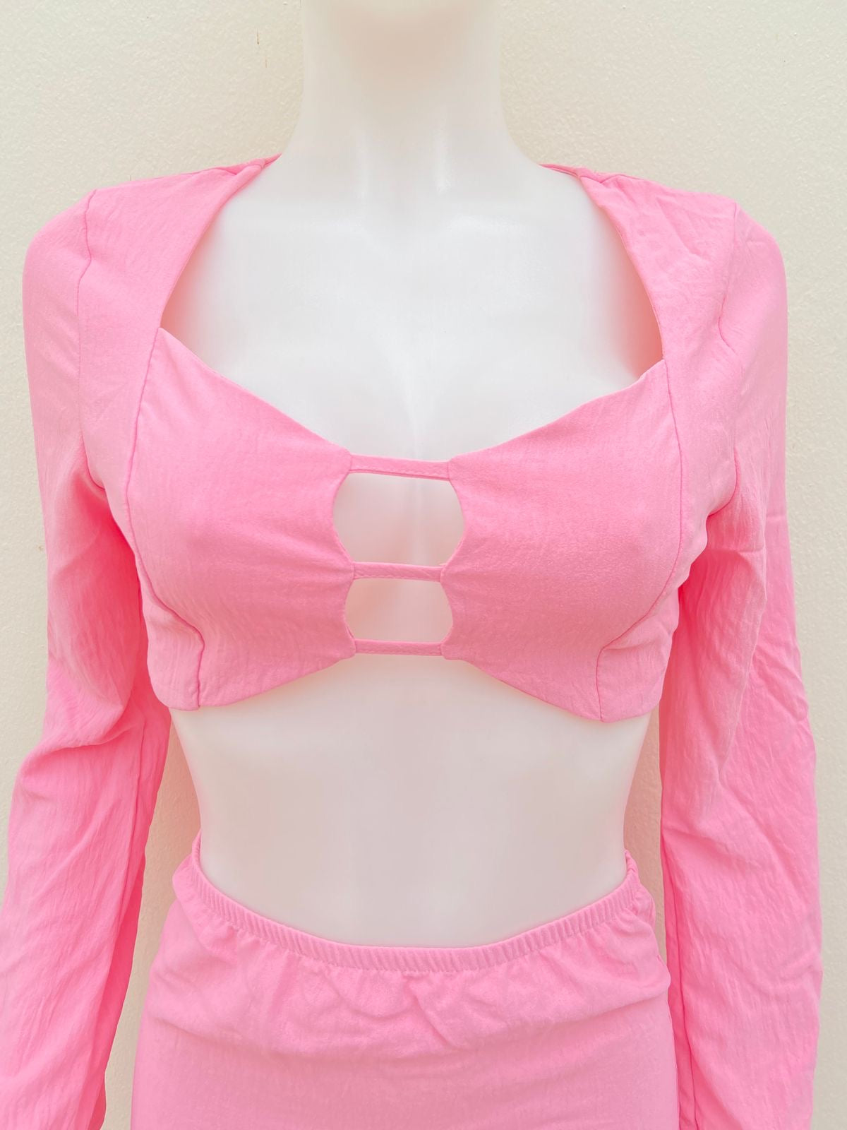 Conjunto Fashion Nova original rosado con lazos ajustables y escote, falda con abertura.