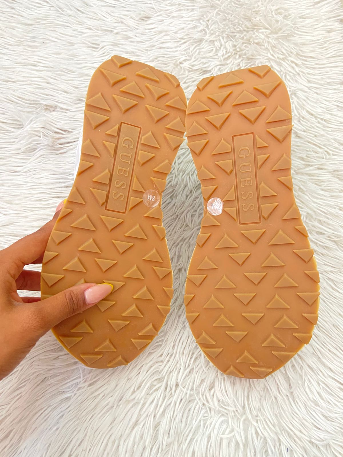 Tenis GUESS original blanco con marrón altos, com logotipo de Guess.