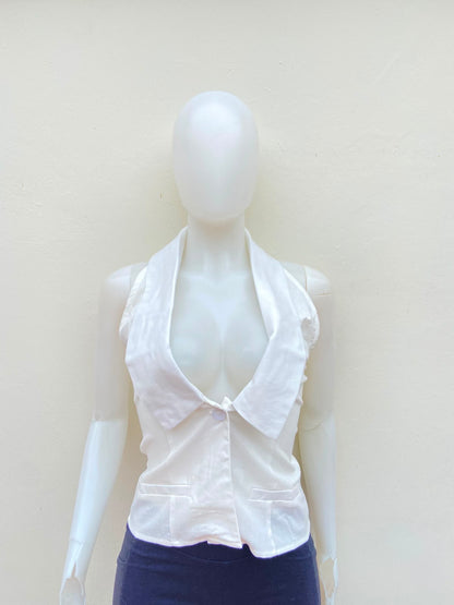 Top blanco con cuello estilo camisa, descostado atras.