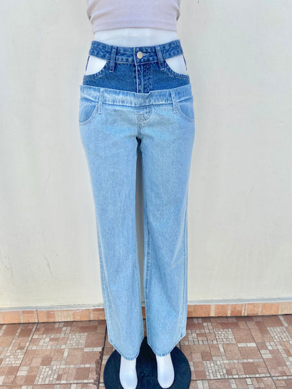 Pantalon Jean azul claro con azul oscuro y abierto en la cintura ancho.