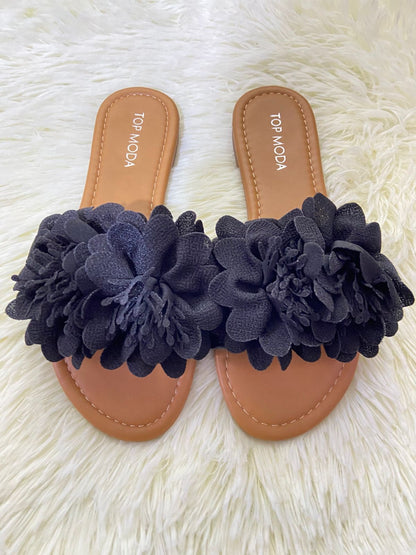 Sandalias TOP MODA original, marrones con negro y flor en color negro enfrente.