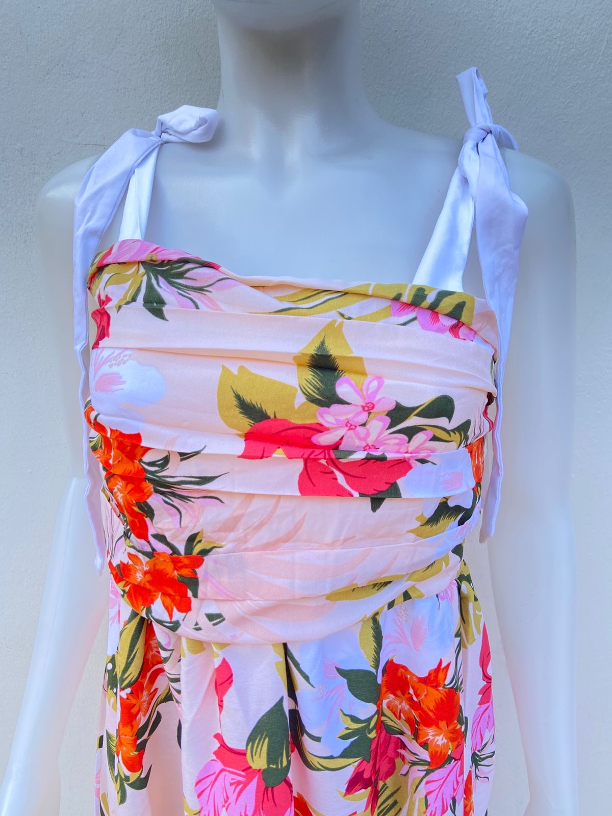 Vestido color crema con estampado se ramos y flores y lazon ajustables blancos, largo.