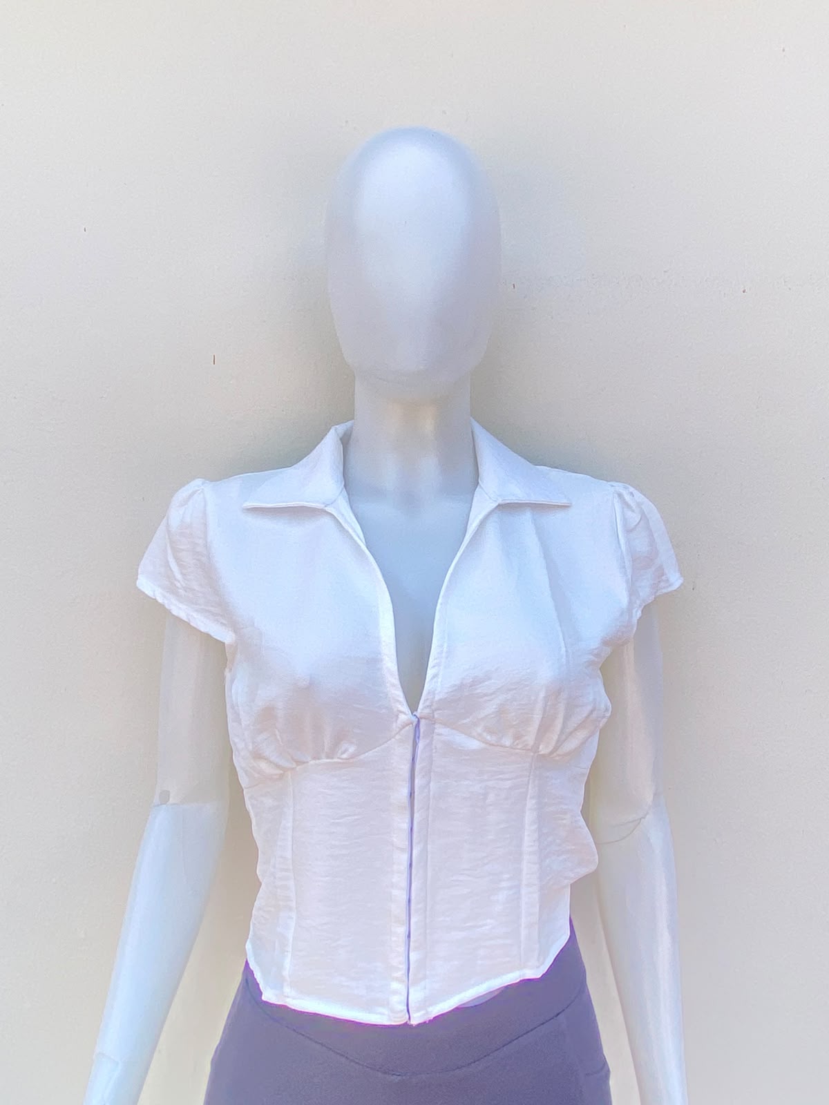 Top/camisa/ Blusa color blanco con cuello estilo corset.