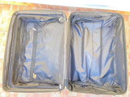 Maleta GUESS original, negra con la letra G y GUESS en plateado. Material ABS resistente al agua.  Mango telescópico ajustable.