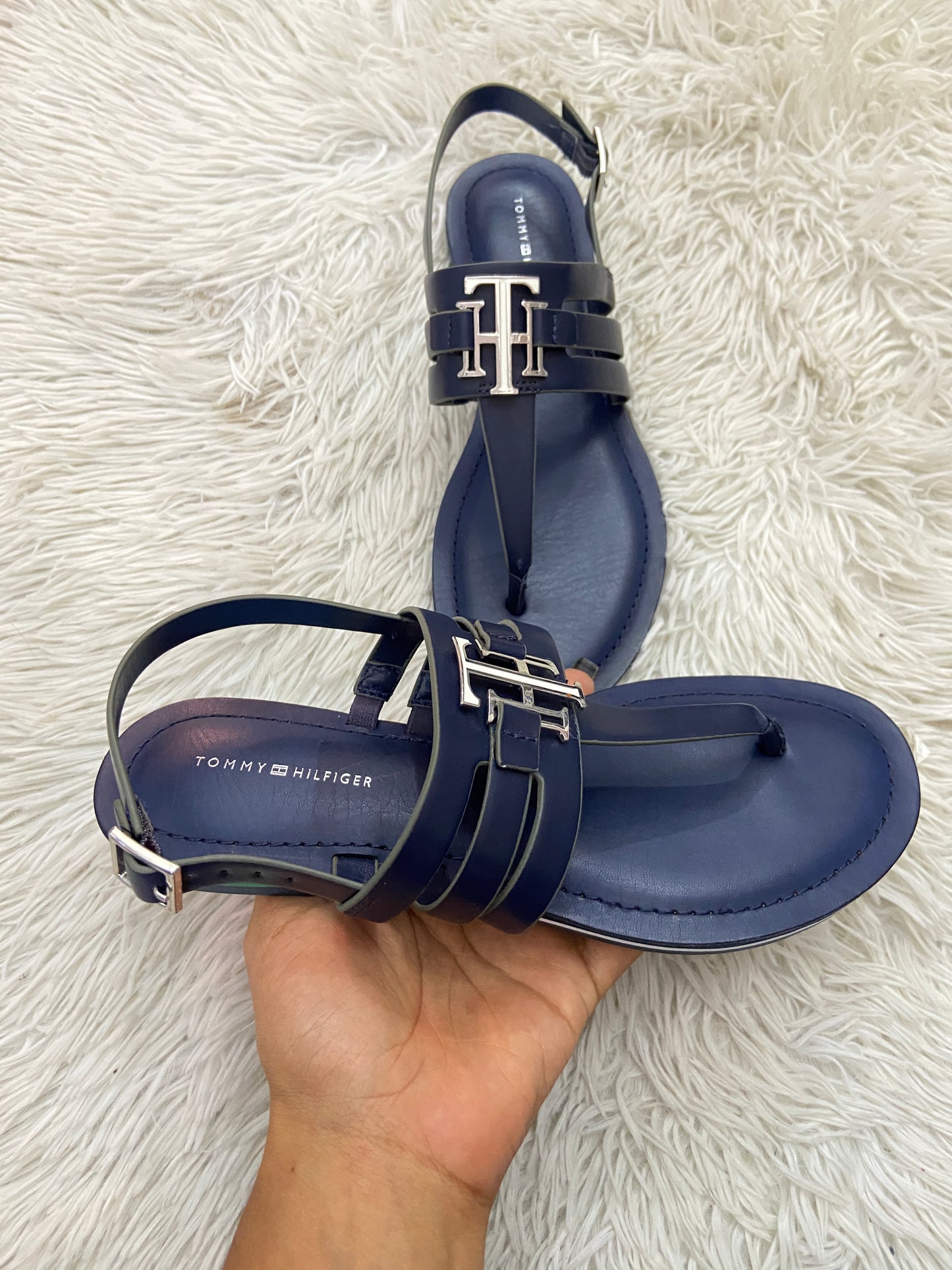 Sandalias Tommy Hilfiger original azul marino con placa TH en plateado.