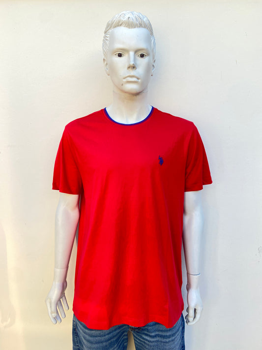 T-short U.S Polo original rojo con cuello en azul y logotipo de la marca.