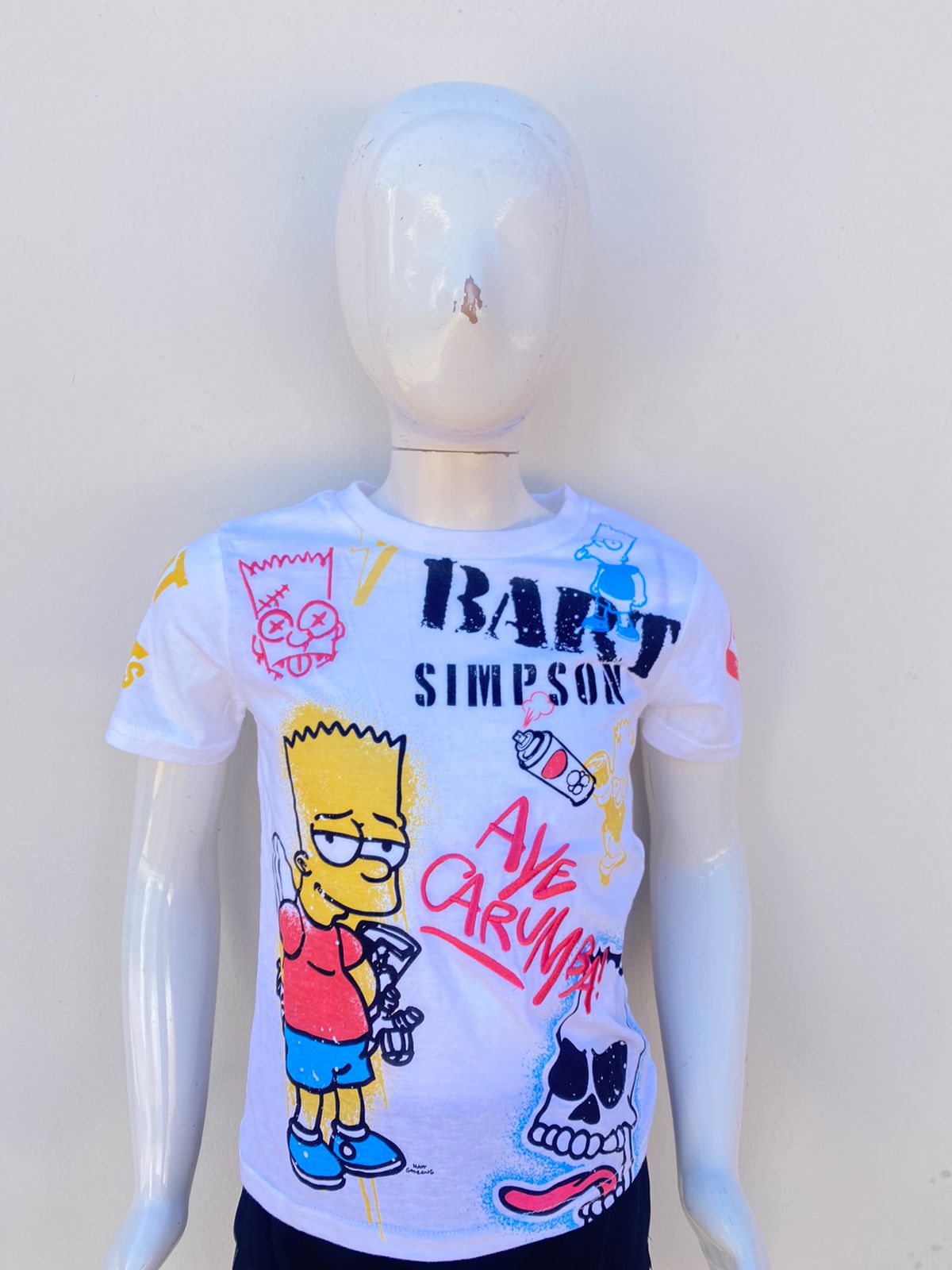 T-shirt The Simpsons original blanco con estampado de Bart y grafitis.