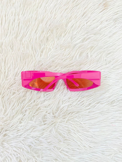 Lentes diseñados con protección UV 100-400 para proteger tu visión. Rosado fucsia con micas claras.