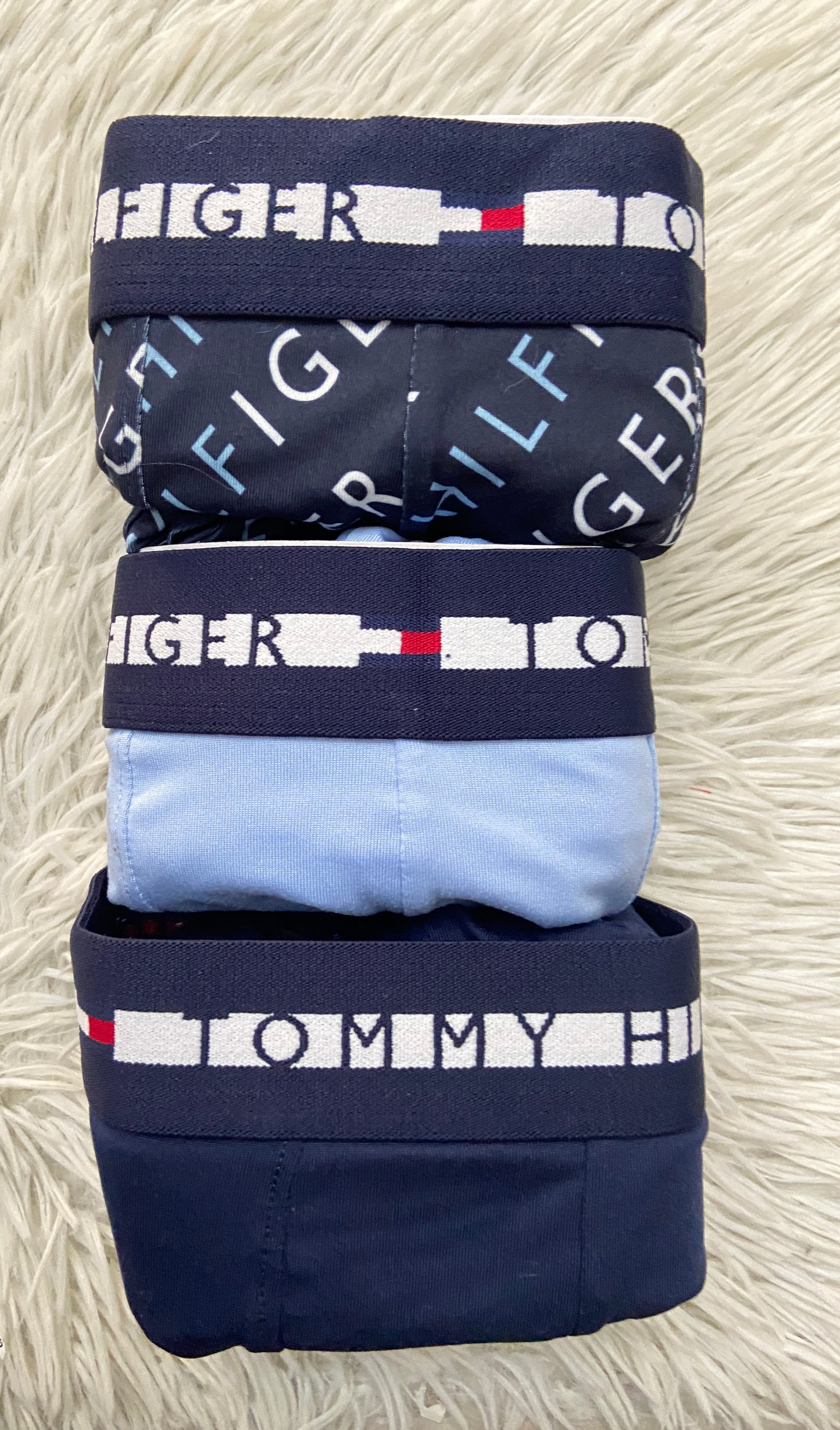 Set de Boxer Tommy Hilfiger original, pack 3, azul marino liso, azul con estampado y azul claro.