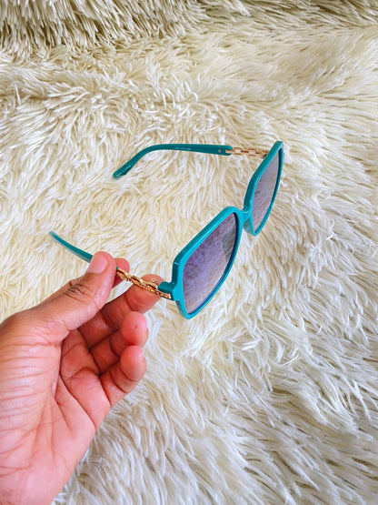 Lentes verdes cuadrados grande con micas en cadena doradas. PROTECCIÓN UV 100%