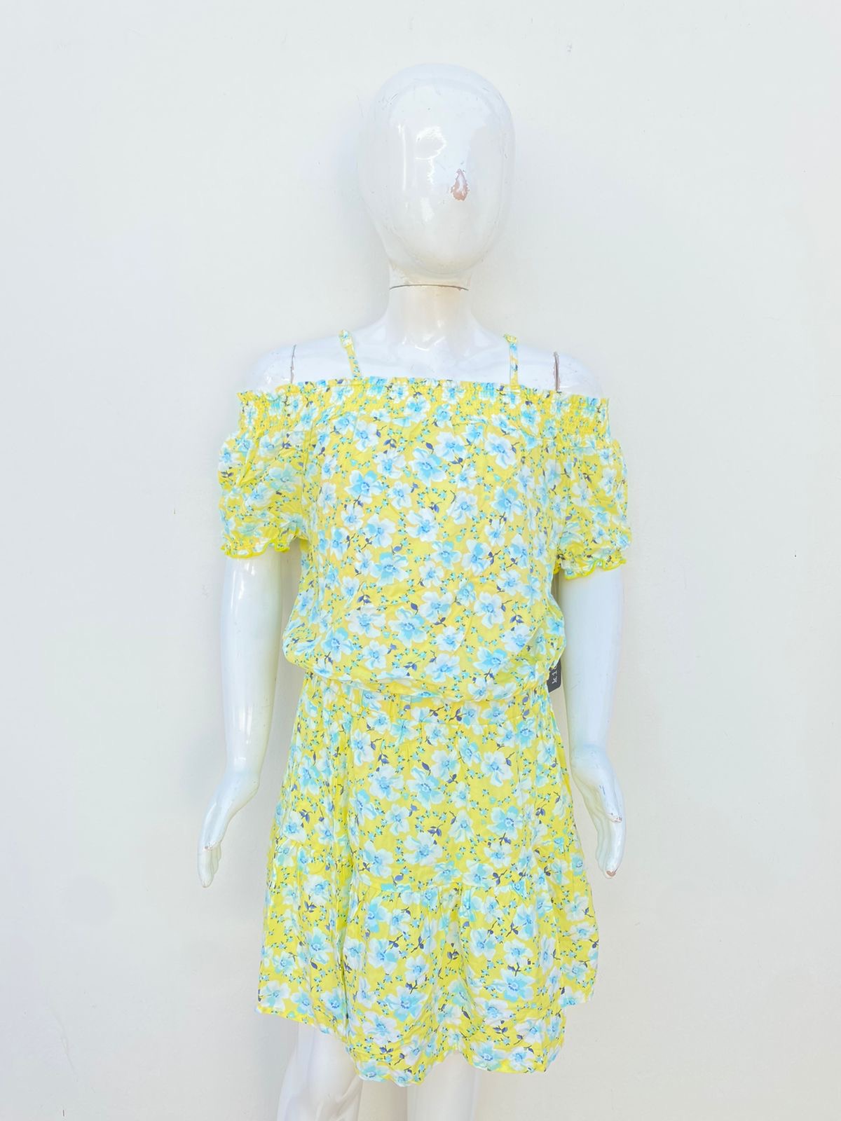 Conjunto KIDTOPIA original amarillo con flores azules.