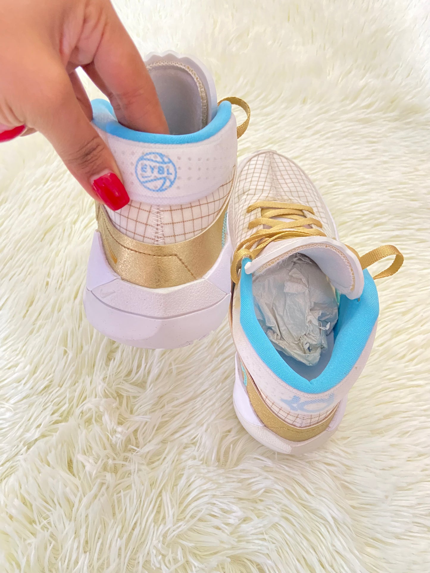 Tenis NIKE original blanco con dorado y azul y detalles de cuadros, altos.