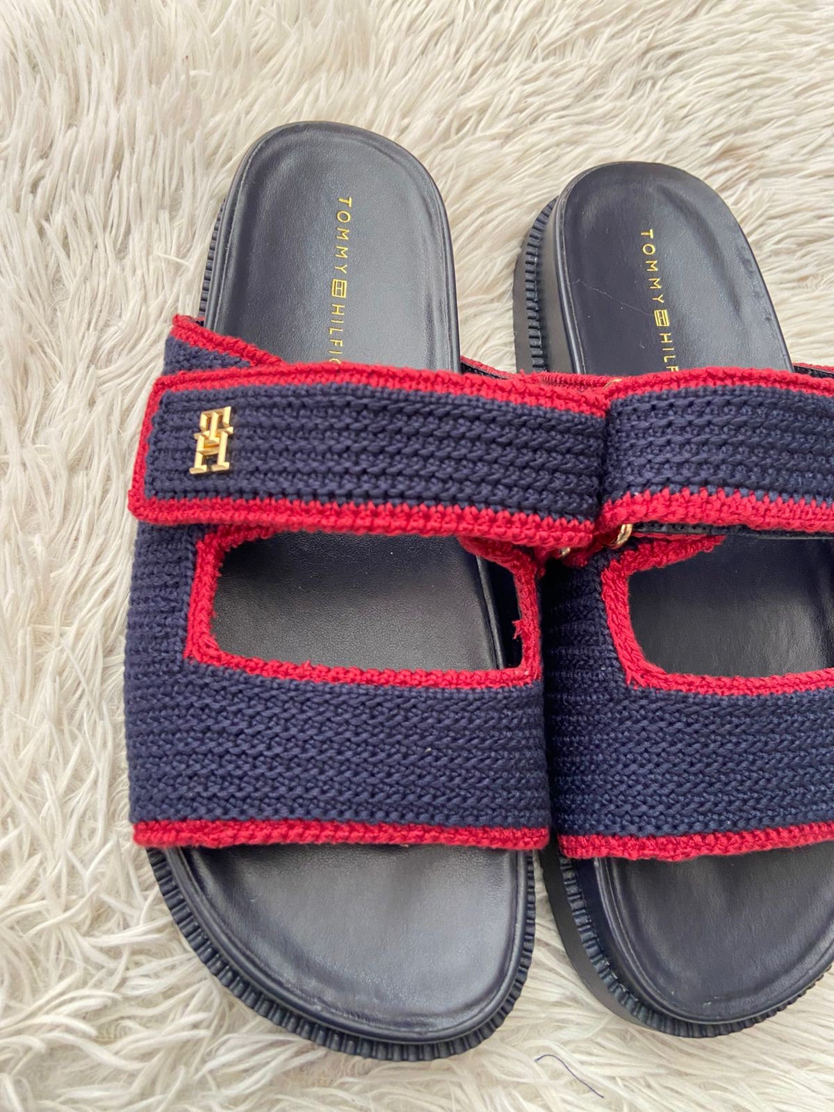Sandalias TOMMY HILFIGER original, azul marino con rayas en color rojo y tela crochet, más placa TH en dorado.