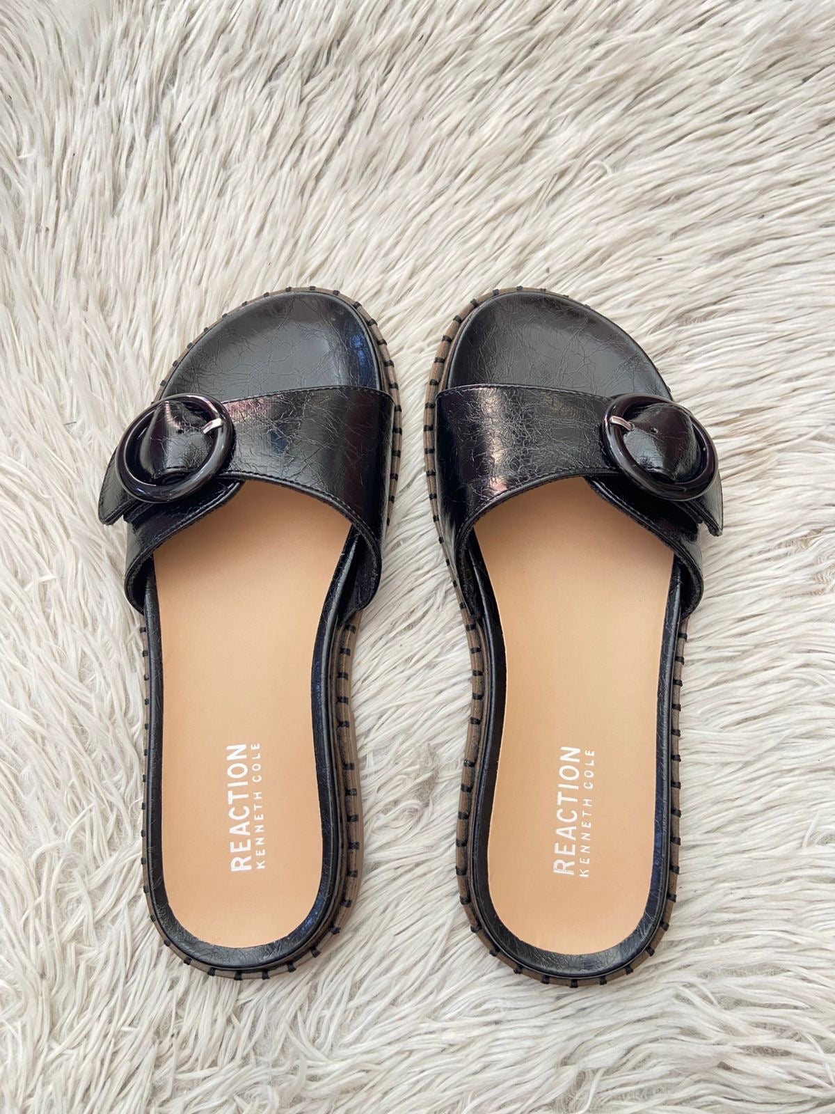 Sandalias KENNETH COLE REACTION Original,  en color negra con fondo beige y detalle de evilla circular al frente