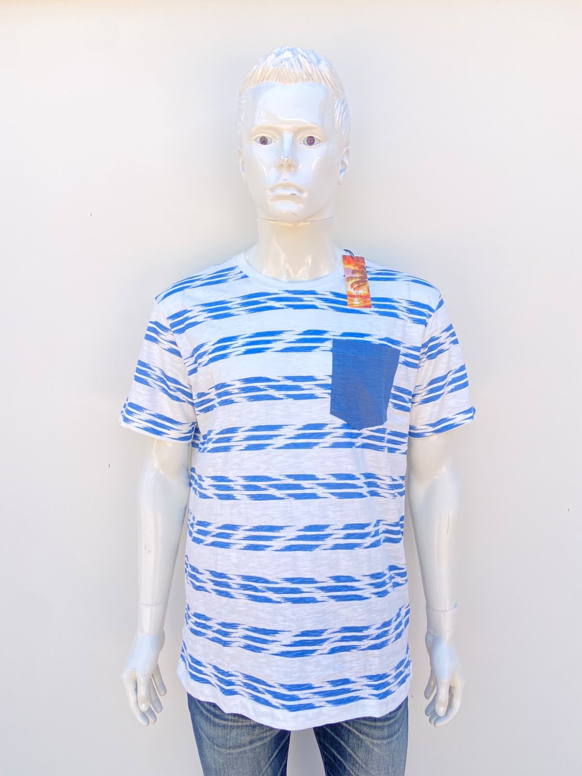 T-shirt MBX PREMIUM GOODS original, en color blanco con estampado de rayas y bolsillo al frente en color azul claro, 100% algodón.