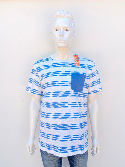 T-shirt MBX PREMIUM GOODS original, en color blanco con estampado de rayas y bolsillo al frente en color azul claro, 100% algodón.
